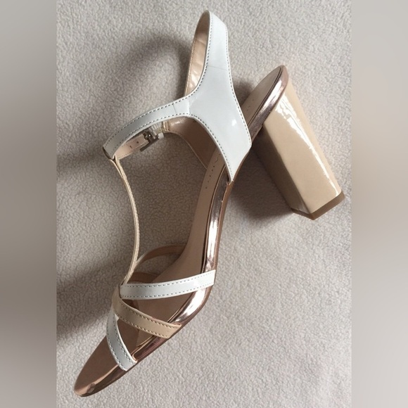 New Franco Sarto Ebba White & Tan Beige Patent T Strap Sandals Heels sz 9M - Picture 2 of 6